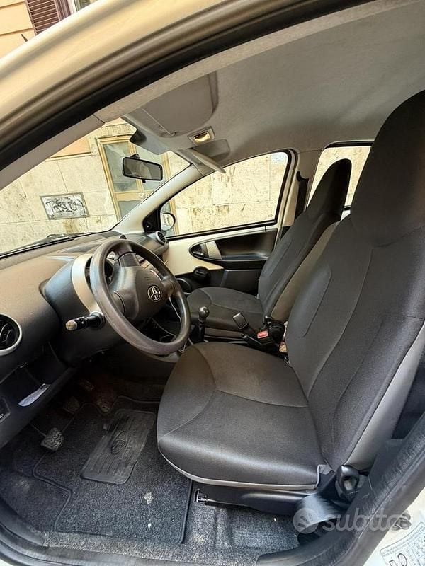 Usata Toyota Aygo 68 CV (50 kW) 2013 Bianco Utilitaria