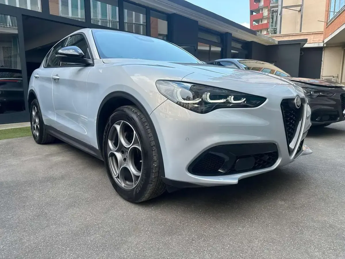 Usata Alfa Romeo Stelvio Sprint 160 CV (117 kW) 2024 61q bianco lunare SUV