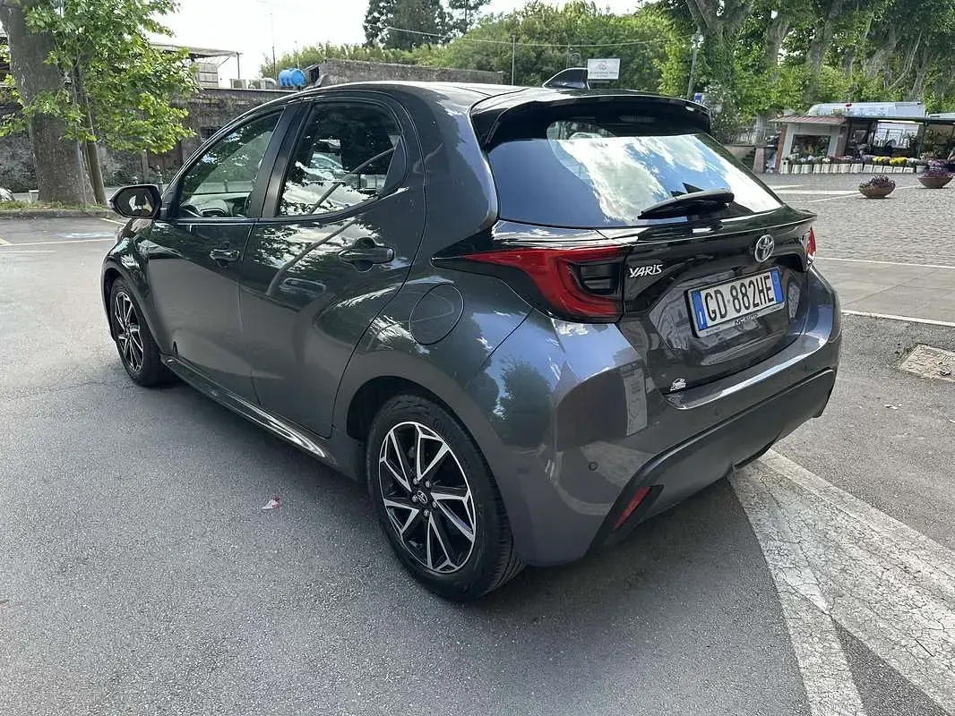 Usata Toyota Yaris Hybrid Trend 92 CV (67 kW) 2021 Berlina
