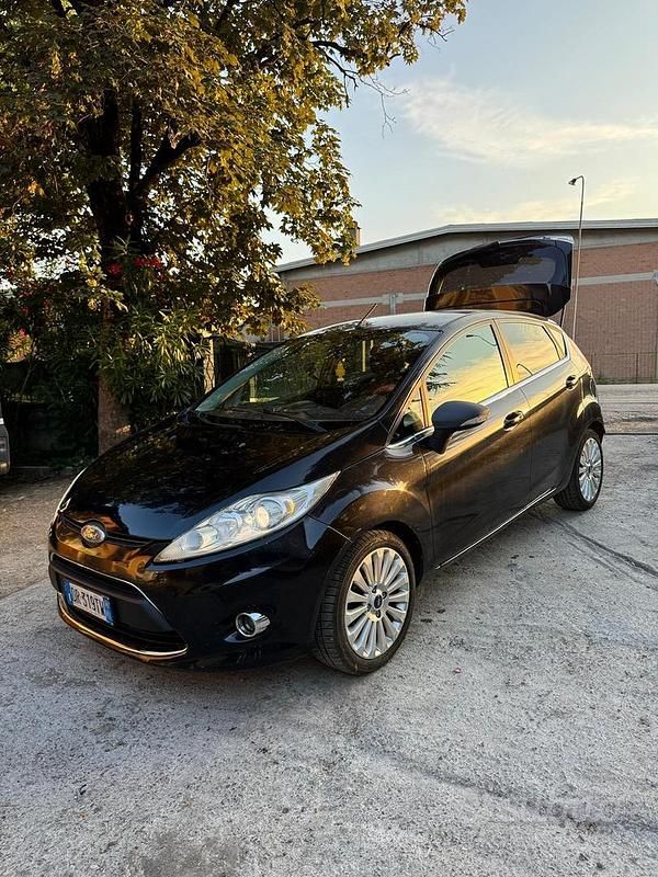 Usata Ford Fiesta 73 CV (53 kW) 2008 Nero Utilitaria
