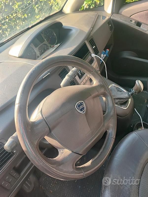 Usata Lancia Musa 95 CV (69 kW) 2008 Marrone Monovolume