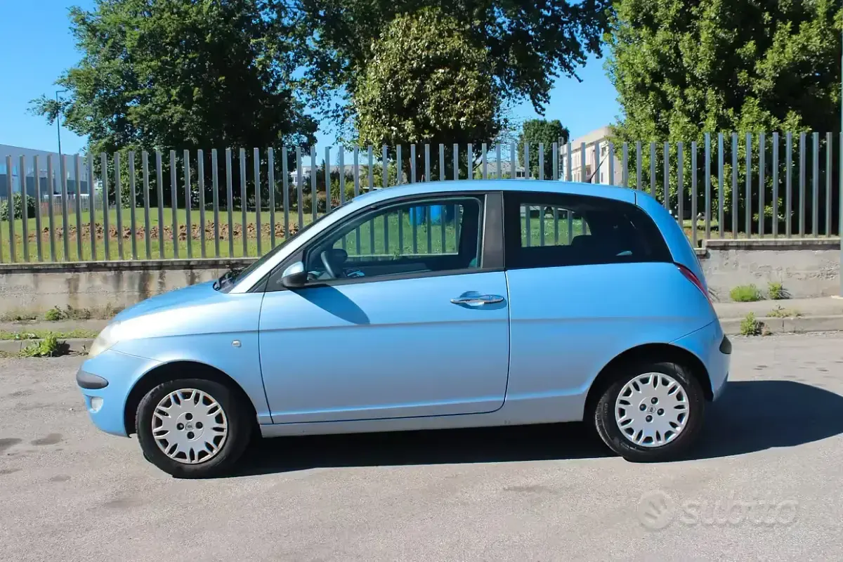 Usata Lancia Ypsilon 60 CV (44 kW) 2004 Bluazzurro Utilitaria
