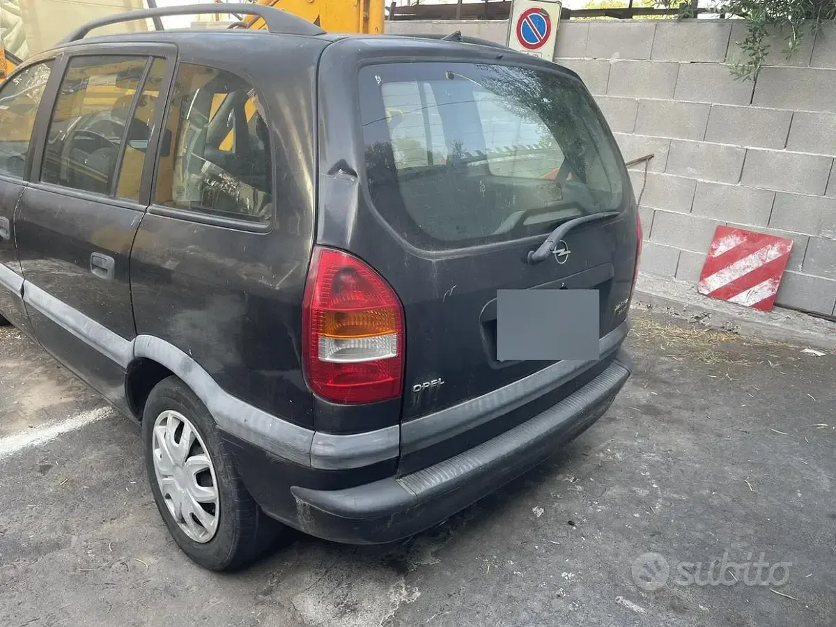 Usata Opel Zafira 101 CV (74 kW) 2002 Nero Monovolume
