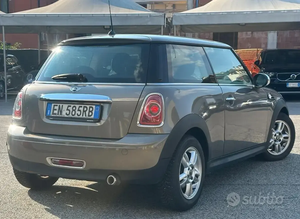 Usata Mini Cooper D 90 CV (66 kW) 2012 Marrone Utilitaria