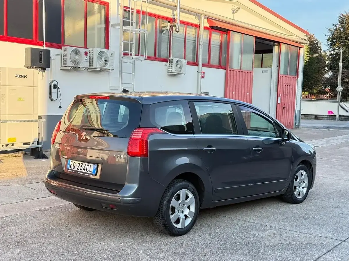 Usata Peugeot 5008 Business-Line 150 CV (110 kW) 2011 Grigio Monovolume