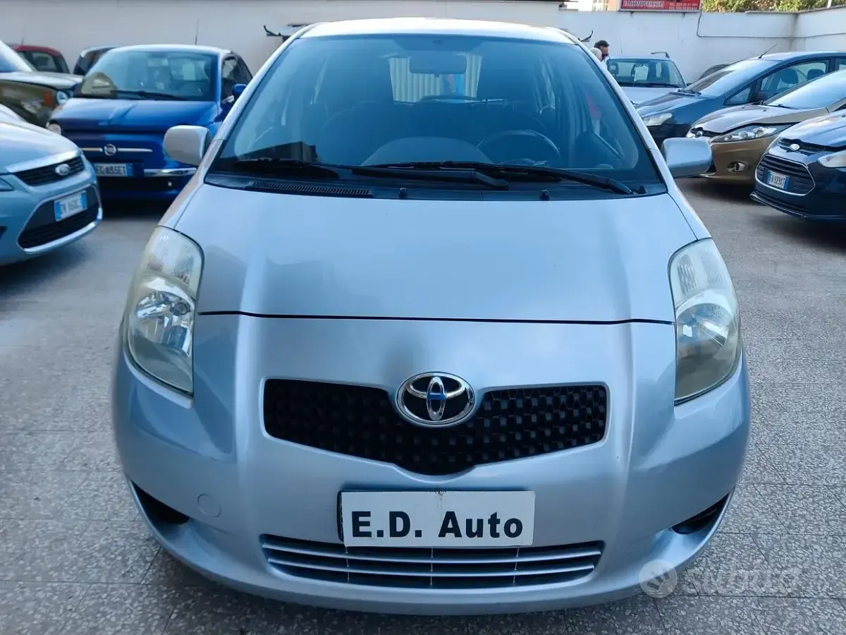 Usata Toyota Yaris Sol 69 CV (50 kW) 2007 Grigio Utilitaria