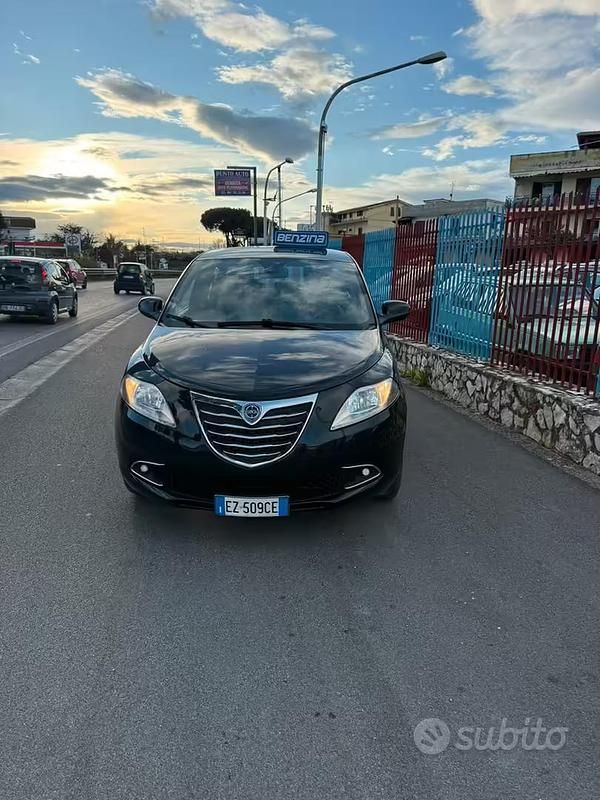 Usata Lancia Ypsilon 69 CV (50 kW) 2015 Nero Utilitaria