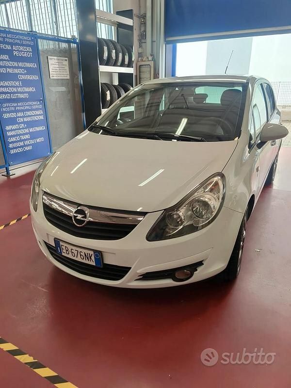 Usata Opel Corsa Enjoy 86 CV (63 kW) 2010 Bianco Berlina