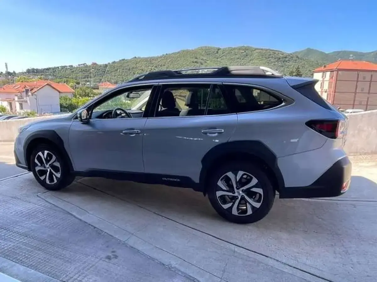 Usata Subaru Outback Premium 169 CV (124 kW) 2021 Argento Station wagon