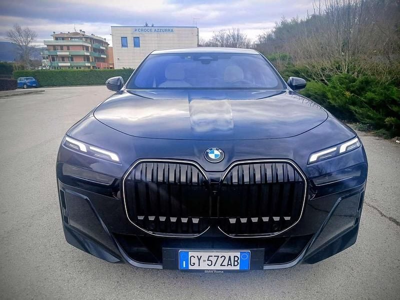 Carbon black metallizzato Usata 2025 BMW 740 M Sport Tre volumi | 91.299 € (Ottimo prezzo) - Immagine 1/4