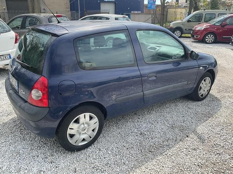 Usata Renault Clio II Initiale 82 CV (60 kW) 2004 Blu Berlina