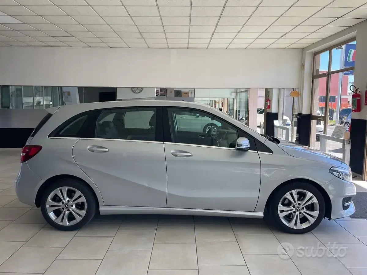 Usata Mercedes B180 122 CV (89 kW) 2017 Grigio Utilitaria