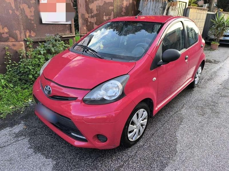 Usata Toyota Aygo Connect Style 68 CV (50 kW) 2012 Rosso Utilitaria