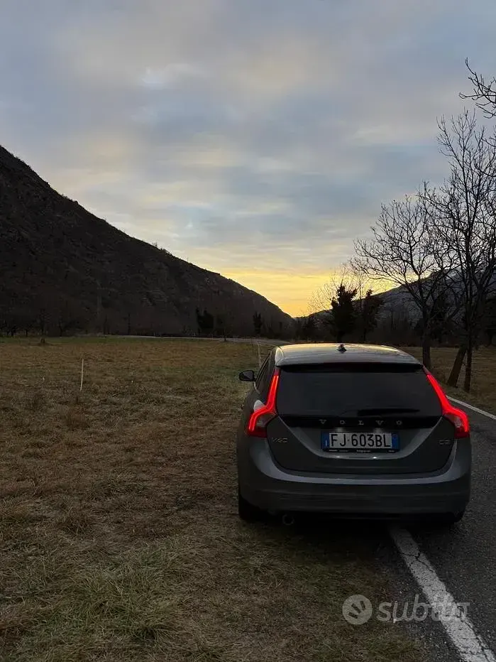 Usata Volvo V60 120 CV (88 kW) 2017 Grigio Station wagon