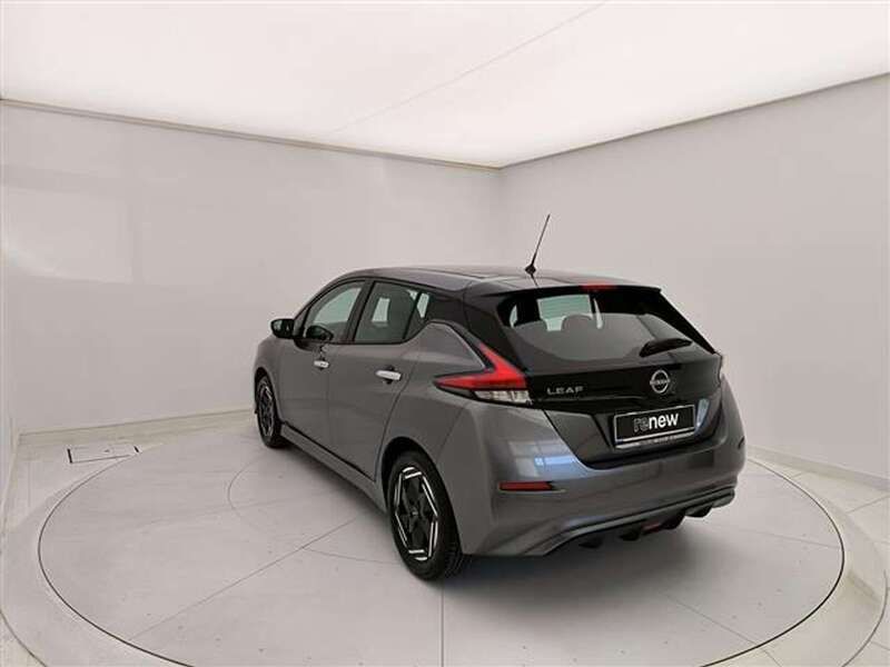 Usata Nissan Leaf Acenta 89 kW (122 CV) 2023 Grigio scuro Utilitaria