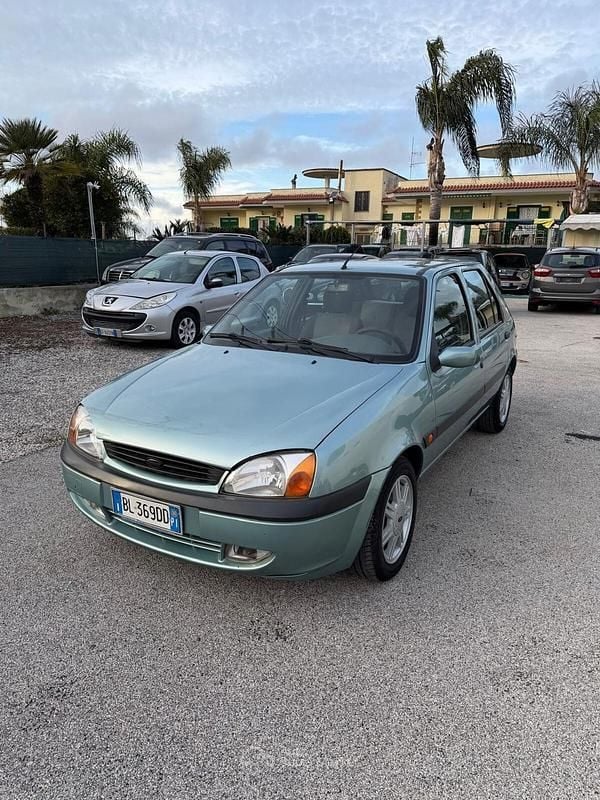 Usata Ford Fiesta 75 CV (55 kW) 2000 Blu Berlina