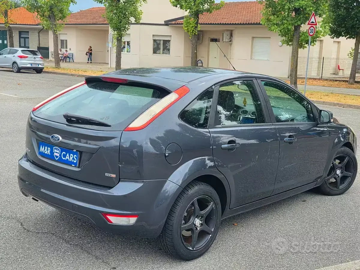 Usata Ford Focus 110 CV (80 kW) 2009 Grigio Berlina