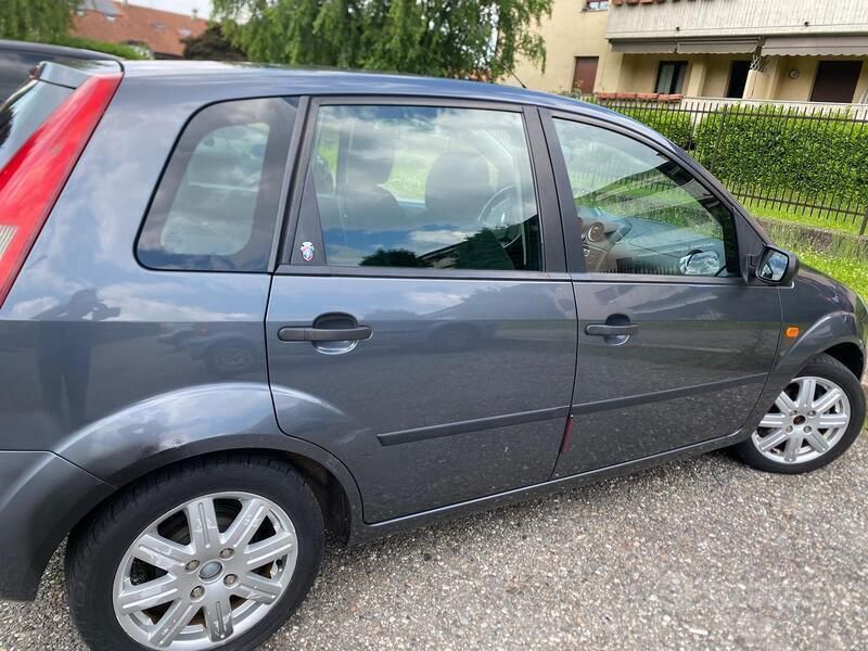 Usata Ford Fiesta Ghia 44 CV (32 kW) 2004 Grigio Utilitaria