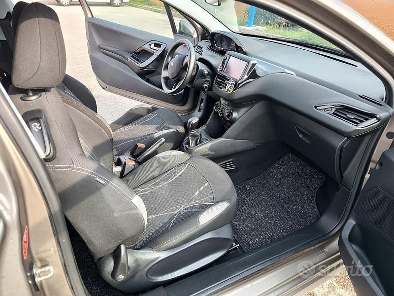 Usata Peugeot 208 82 CV (60 kW) 2013 Marrone Utilitaria