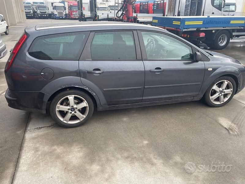 Grigio Usata 2007 Ford Focus Station wagon | 2000 € (Buon prezzo) - Immagine 1/4