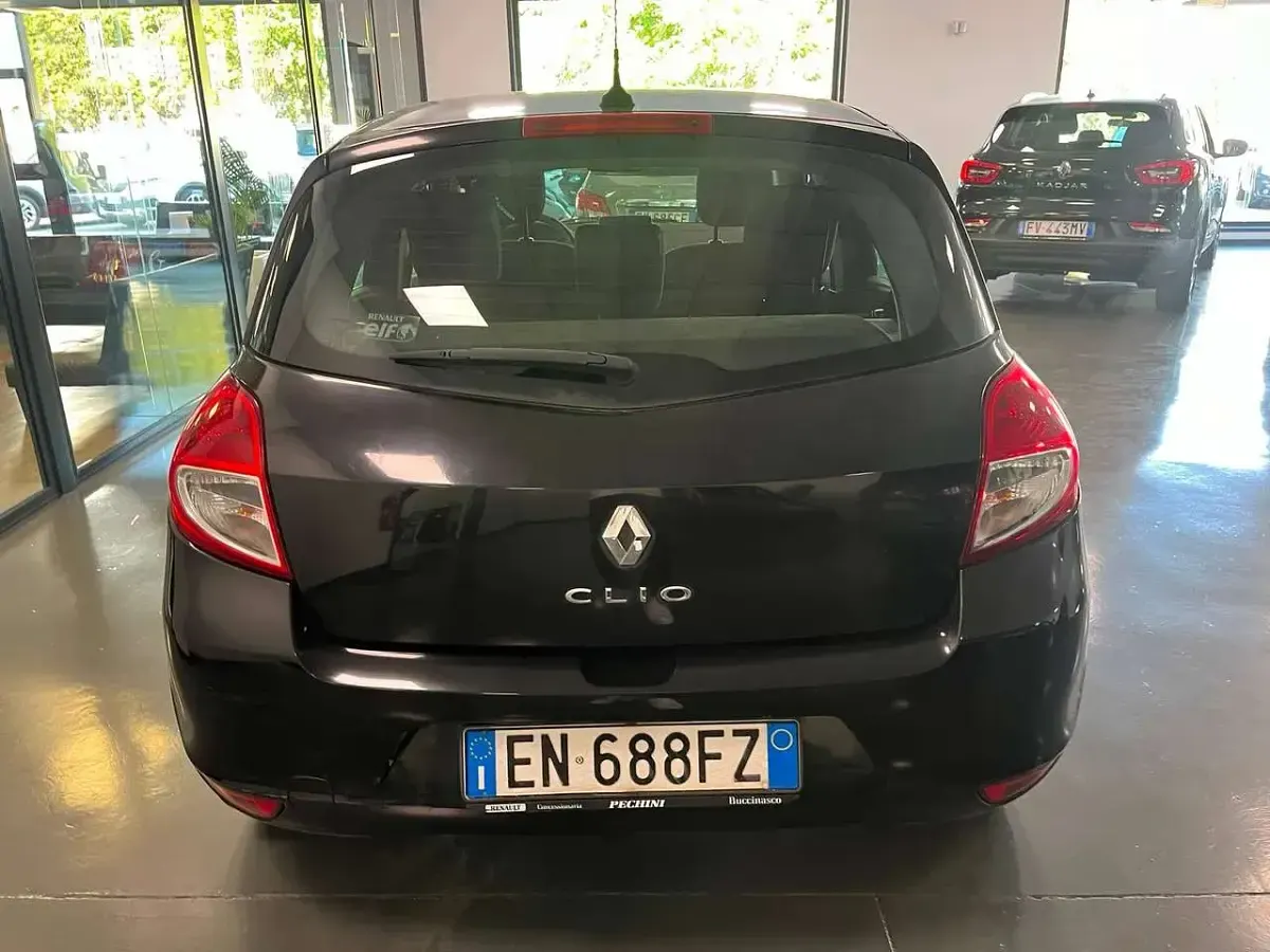 Usata Renault Clio III Dynamique 75 CV (55 kW) 2012 Other Berlina
