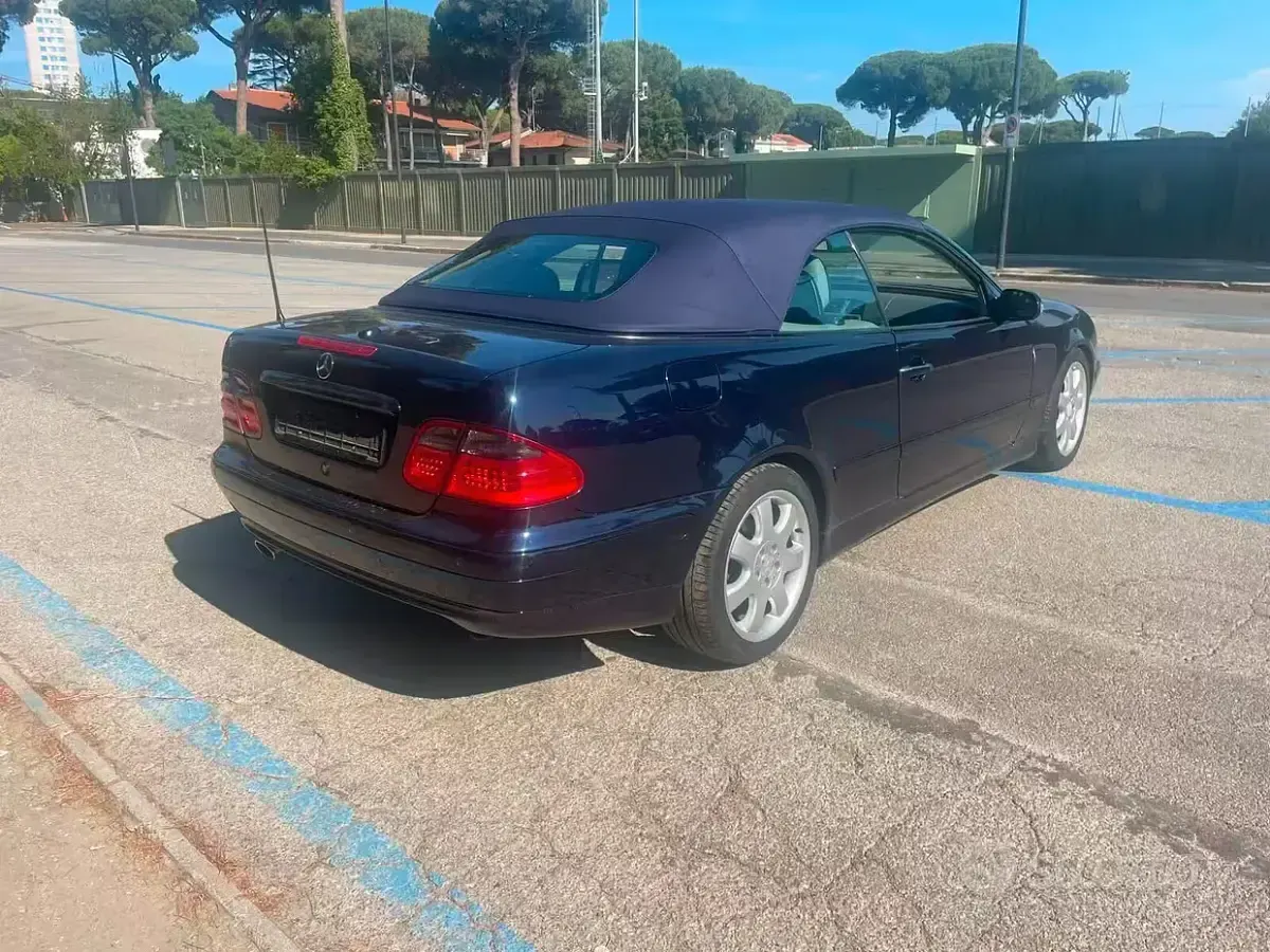 Usata Mercedes CLK320 Elegance 218 CV (160 kW) 2001 Blu Cabrio