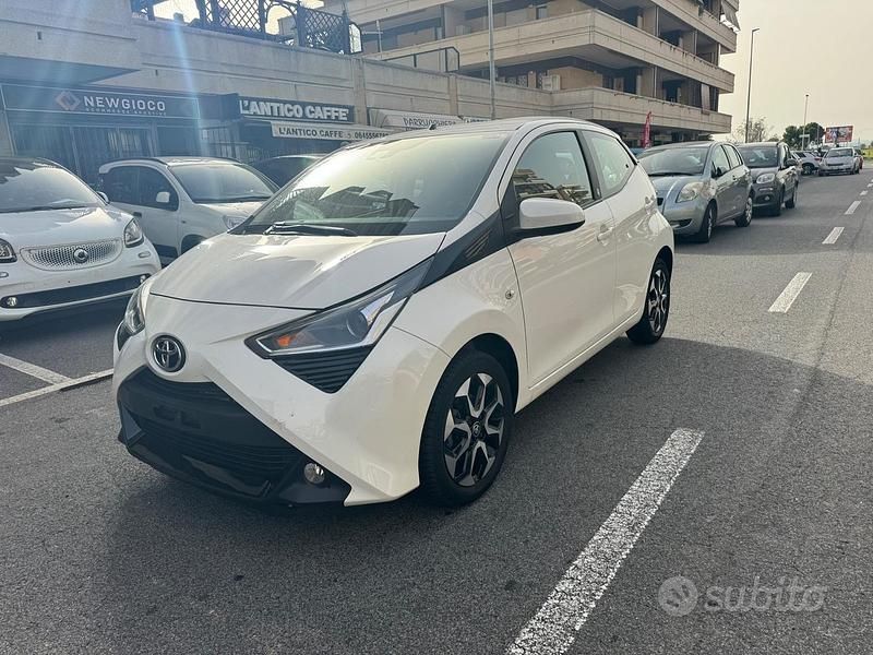 Usata Toyota Aygo Connect Style 72 CV (52 kW) 2020 Bianco Utilitaria
