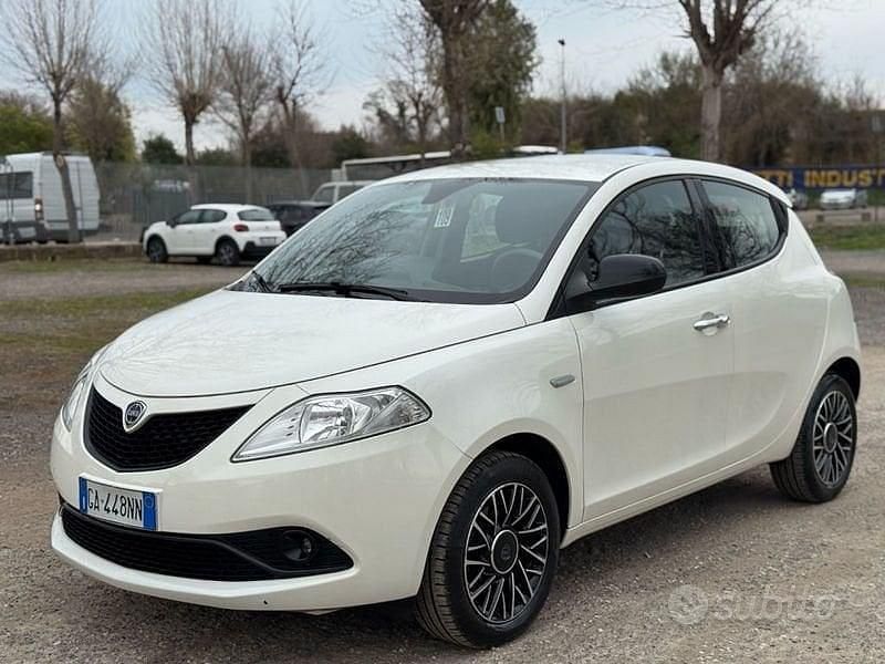 Usata Lancia Ypsilon Gold 69 CV (50 kW) 2020 Bianco Utilitaria