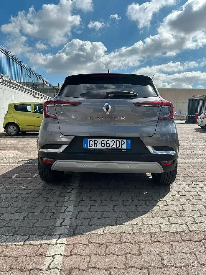 Usata Renault Captur Techno 101 CV (74 kW) 2023 Grigio SUV
