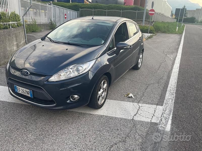 Usata Ford Fiesta Titanium 70 CV (51 kW) 2010 Grigio Utilitaria