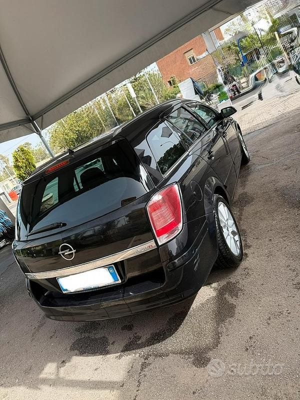 Usata Opel Astra 150 CV (110 kW) 2006 Nero Station wagon