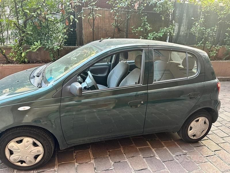 Usata Toyota Yaris 68 CV (50 kW) 2000 Verde Berlina