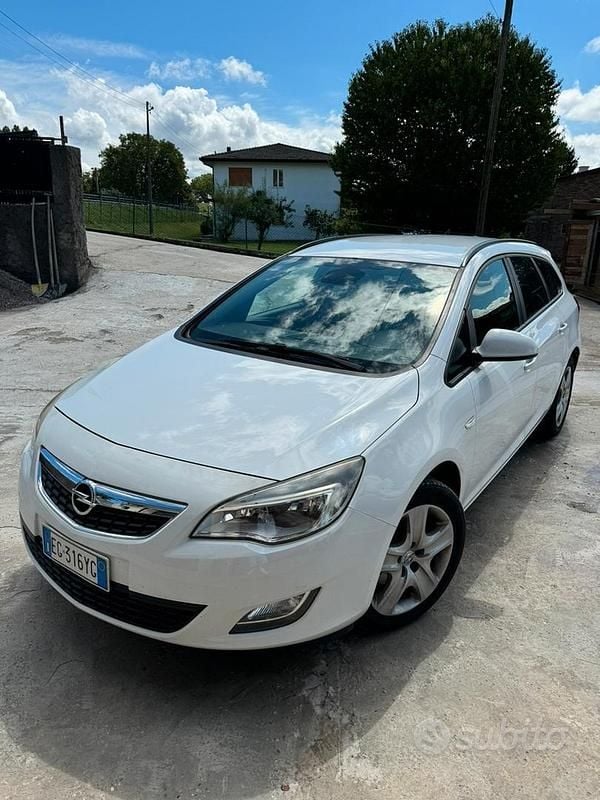 Usata Opel Astra 110 CV (80 kW) 2012 Bianco Berlina