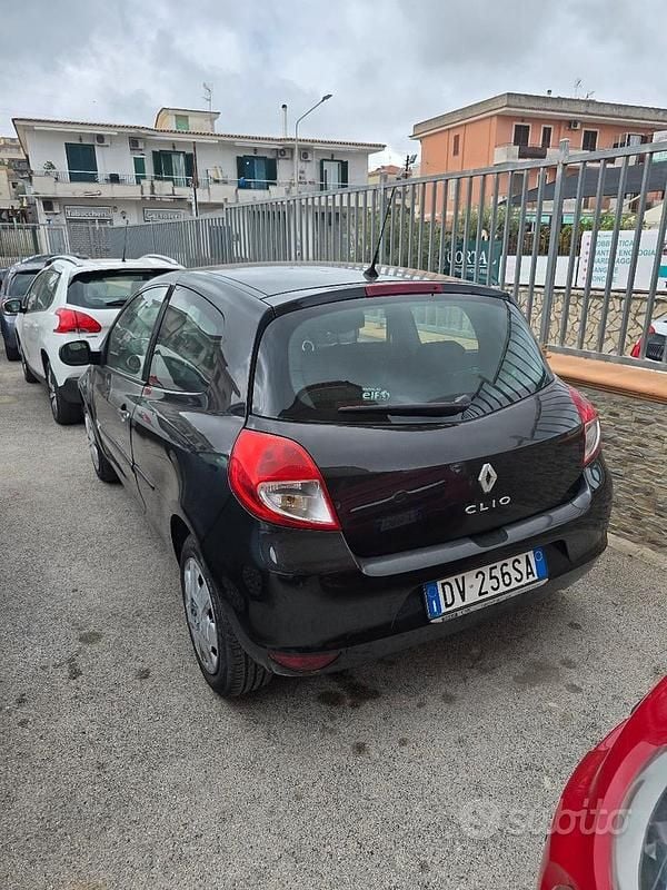 Usata Renault Clio III LE 75 CV (55 kW) 2009 Nero Utilitaria