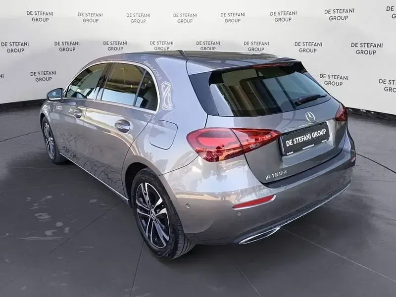 Usata Mercedes A180 Advanced 116 CV (85 kW) 2023 Grigio montagna Utilitaria