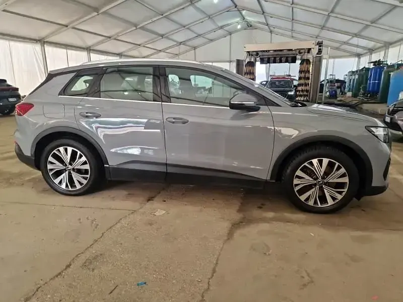 Usado Audi Q4 e-tron 194 kW (265 CV) 2022 Gris SUV