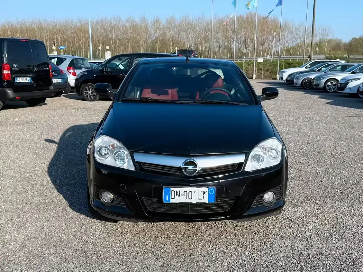Usata Opel Tigra Sport 90 CV (66 kW) 2008 Nero Cabrio