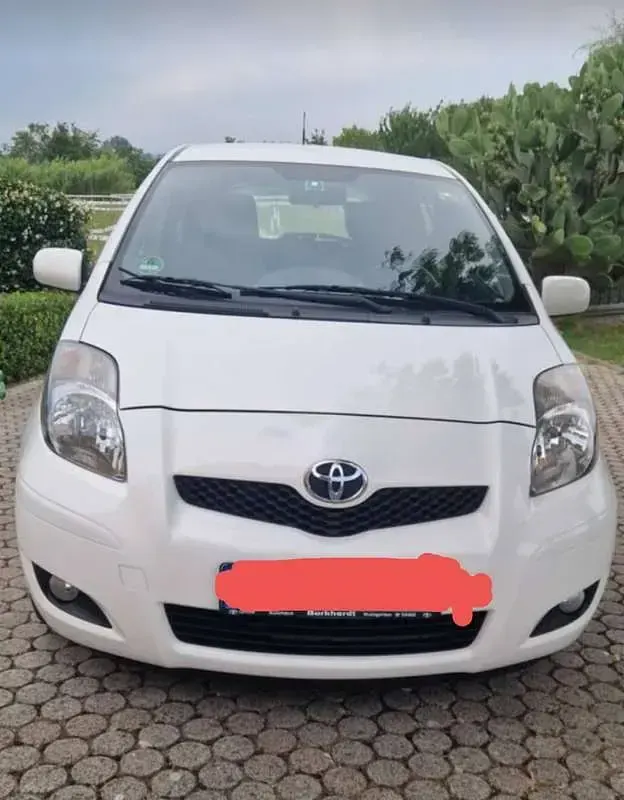Usata Toyota Yaris 101 CV (74 kW) 2010 Bianco Utilitaria