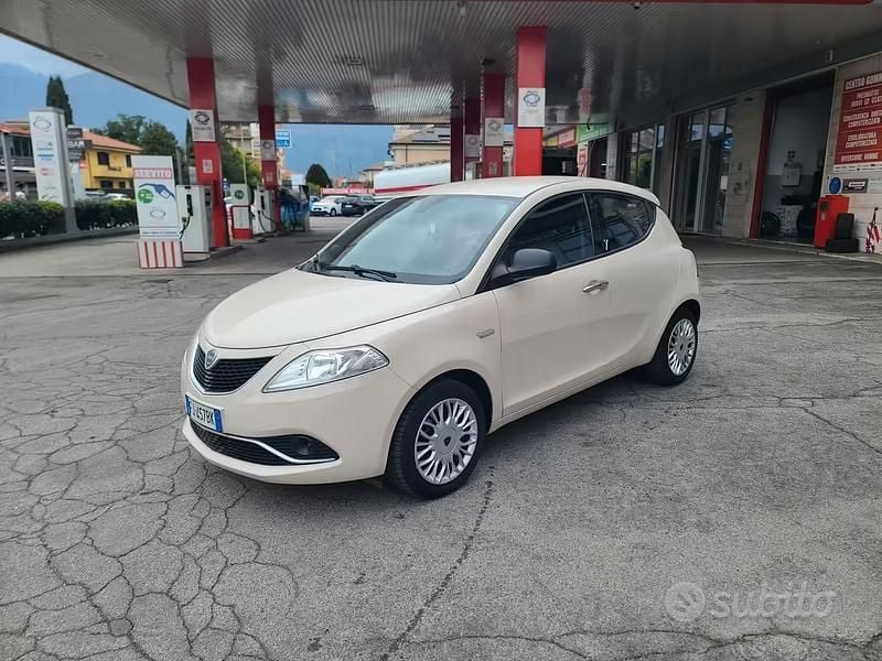 Usata Lancia Ypsilon Gold 69 CV (50 kW) 2017 Beige Utilitaria