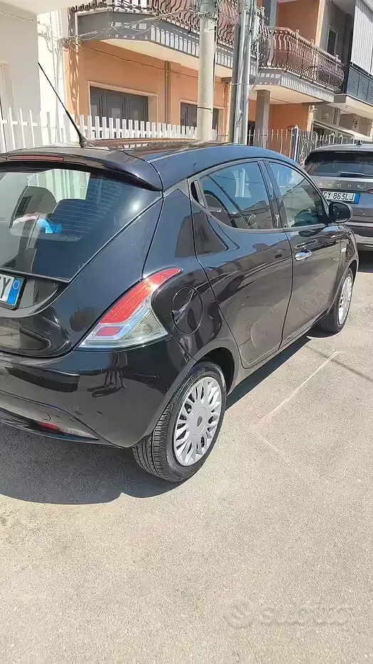 Usata Lancia Ypsilon Gold 69 CV (50 kW) 2016 Nero Utilitaria