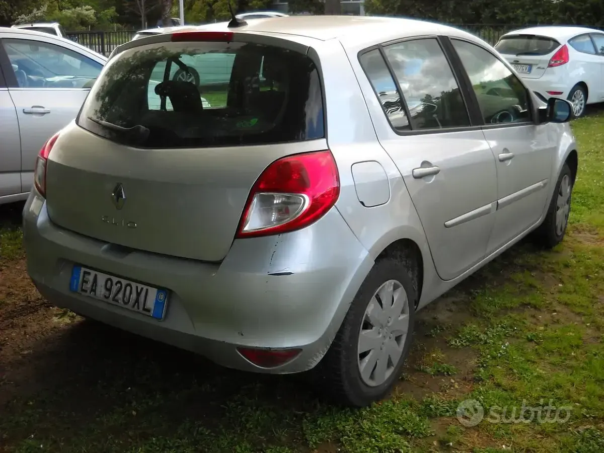 Gebraucht Renault Clio II 85 PS (62 kW) 2010 Grau Limousine