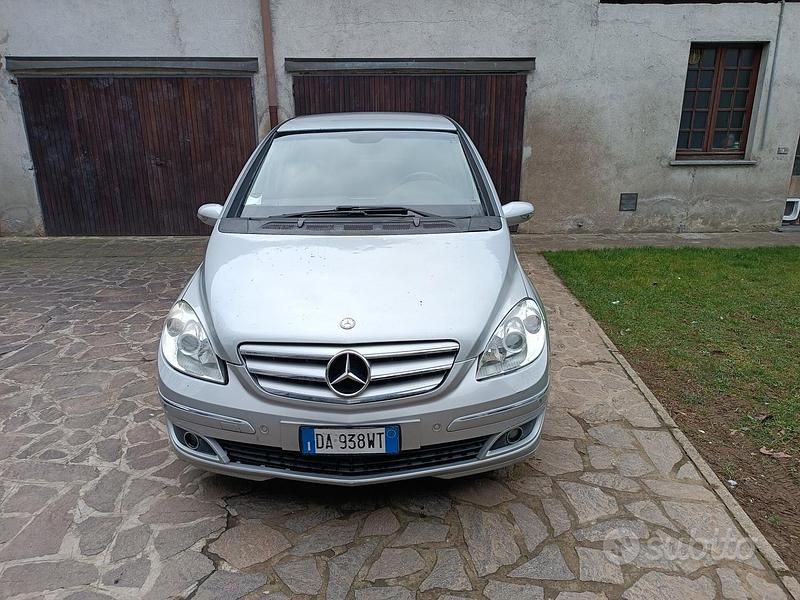 Usata Mercedes B200 140 CV (102 kW) 2006 Grigio Monovolume