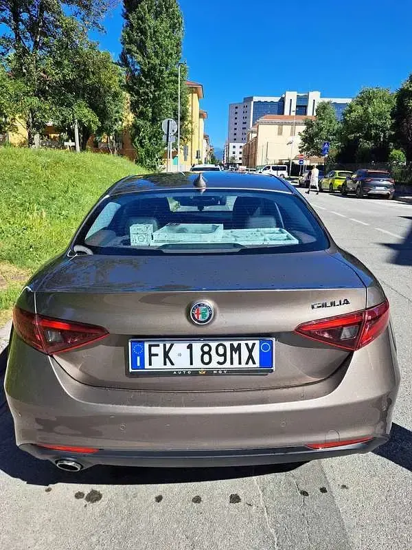 Usata Alfa Romeo Giulia Business Launch Edition 150 CV (110 kW) 2017 Bronzo Berlina