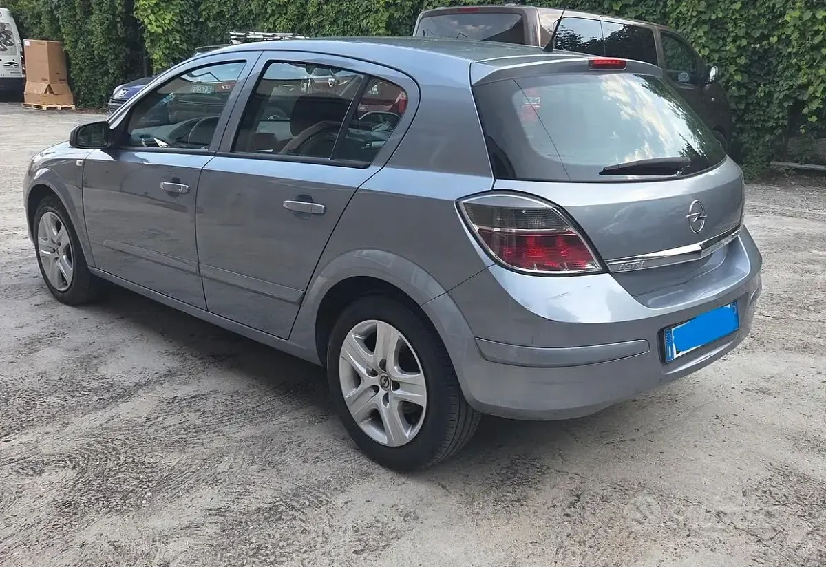 Usata Opel Astra 90 CV (66 kW) 2009 Grigio Berlina