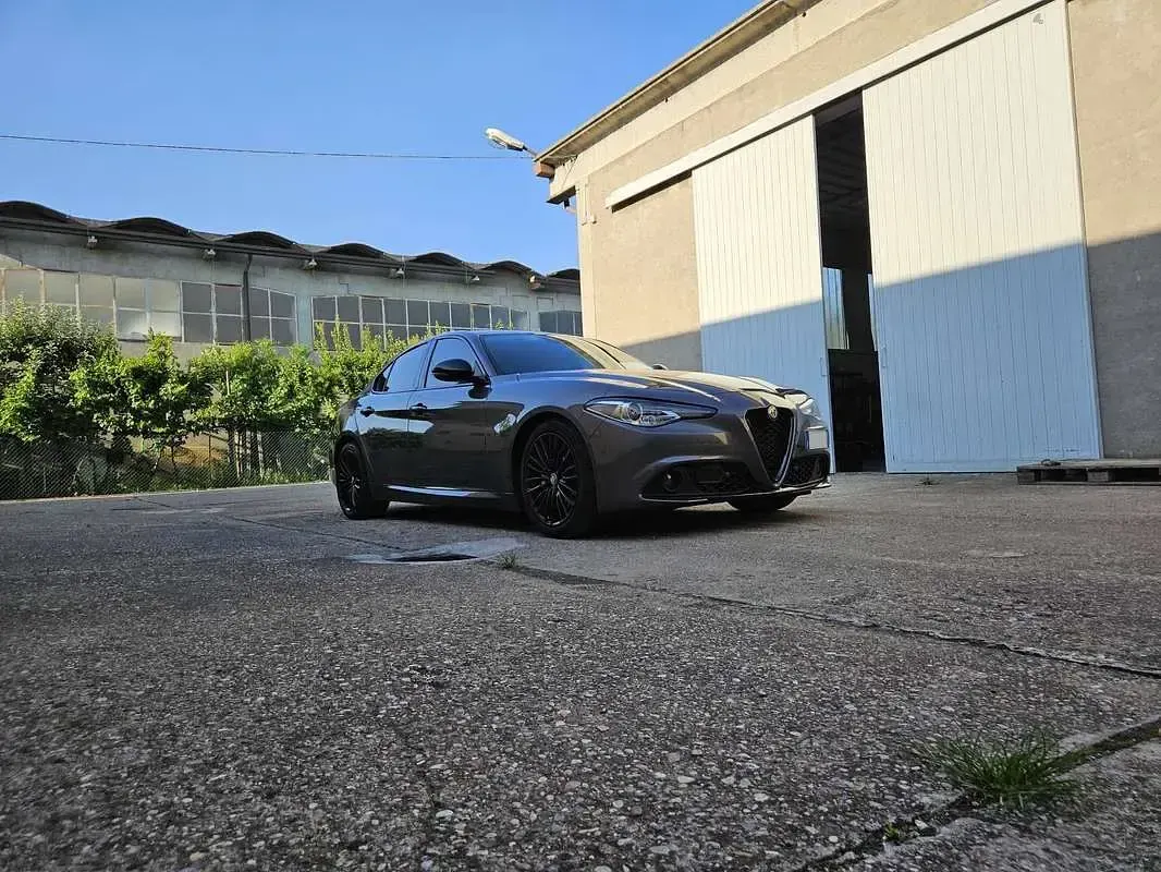 Usata Alfa Romeo Giulia Super 179 CV (131 kW) 2017 Grigio Berlina