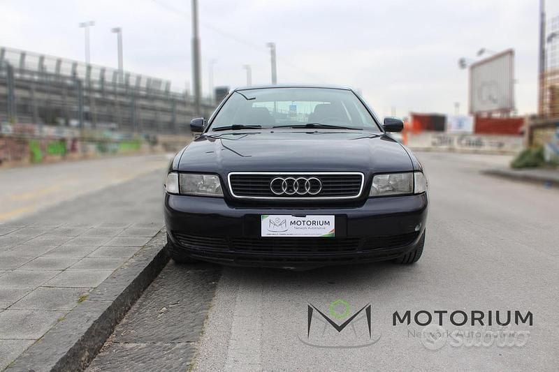 Usata Audi A4 125 CV (91 kW) 1998 Blu Berlina