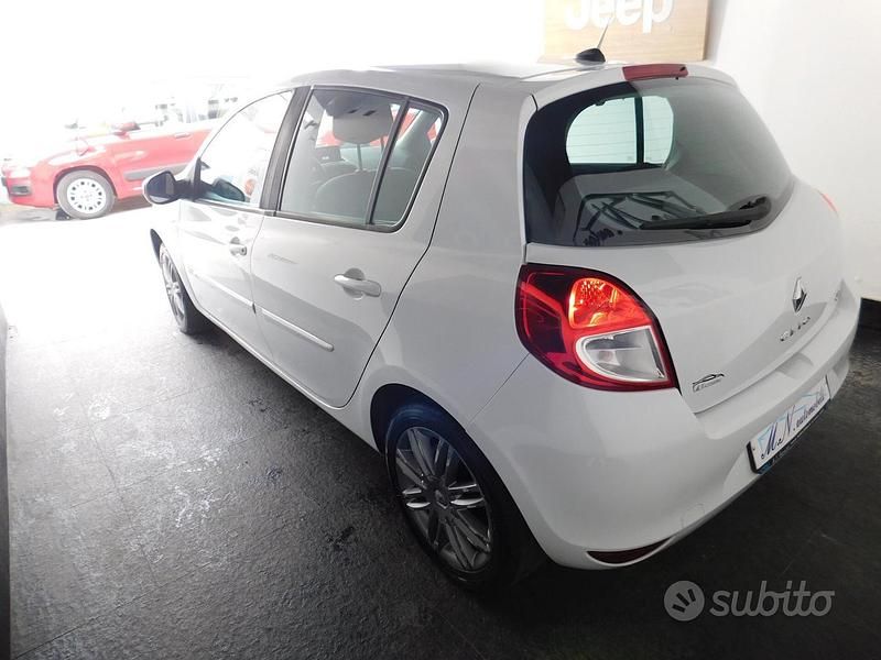 Usata Renault Clio II Dynamique 75 CV (55 kW) 2011 Bianco pastello Berlina