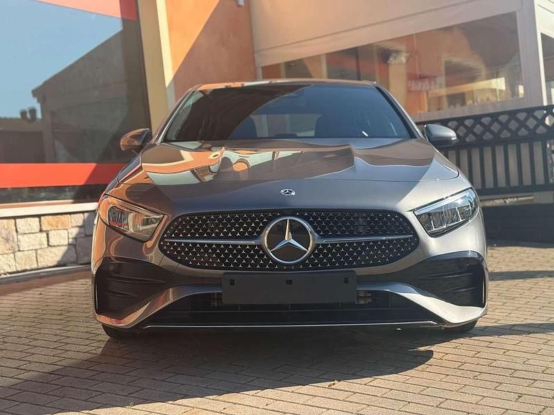 Usata Mercedes A200 AMG Line Premium 150 CV (110 kW) 2024 Grigio montagna Berlina