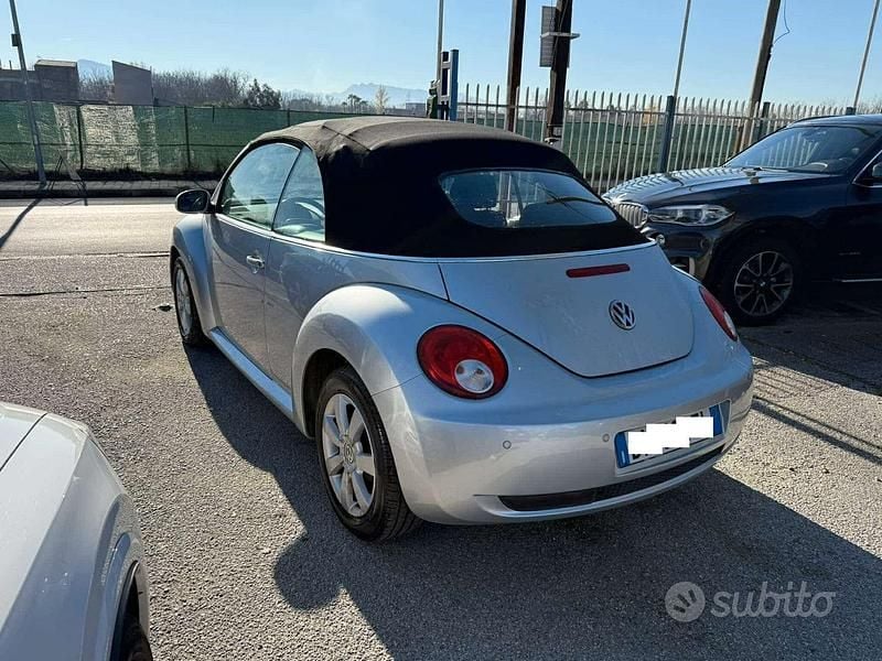 Usata VW New Beetle 105 CV (77 kW) 2008 Grigio Utilitaria