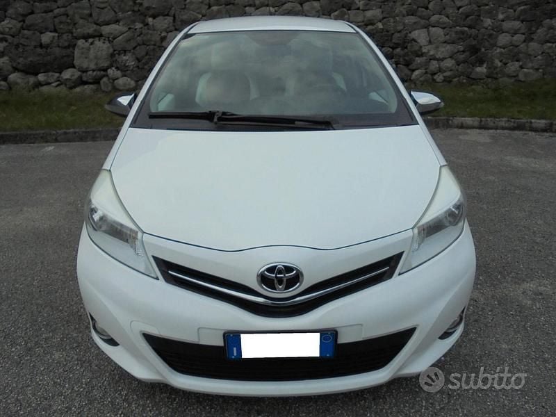 Usata Toyota Yaris Lounge 90 CV (66 kW) 2014 Bianco Utilitaria